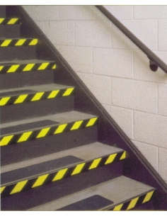 Scotch vinilico 3M™ 5702 giallo e nero a strisce, per segnalazioni di sicurezza. 2