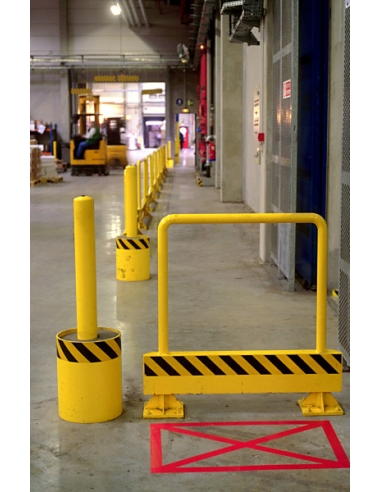 Scotch vinilico 3M™ 766 giallo e nero applicato su elementi per segnalazione di sicurezza.