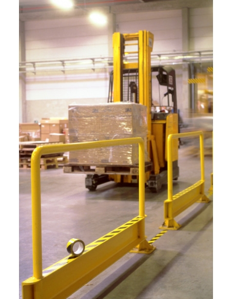 Scotch vinilico 3M™ 766 giallo e nero applicato su gradini per segnalazione di sicurezza.