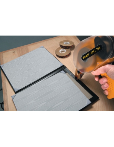 Applicazione di nastro biadesivo su cartoncino tramite il dispenser 3M™ ATG 700.