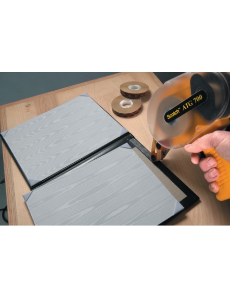 Applicazione di nastro biadesivo su cartoncino tramite il dispenser 3M™ ATG 700.
