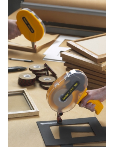 Applicazione di nastro biadesivo su cartoncino tramite il dispenser 3M™ ATG 700.