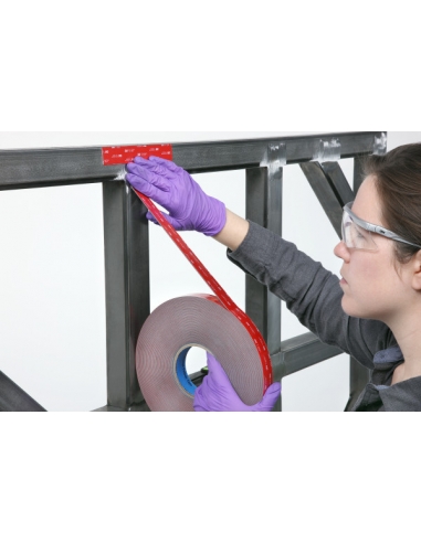 Applicazione su metallo del biadesivo 3M VHB serie GPH-110 grigio.