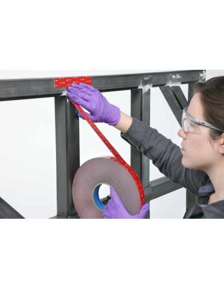 Applicazione su metallo del biadesivo 3M VHB serie GPH-110 grigio.