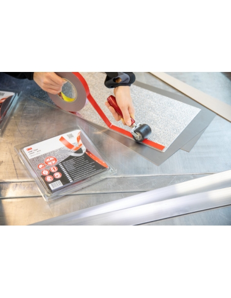 Applicazione su metallo del biadesivo 3M VHB serie GPH-110 grigio.