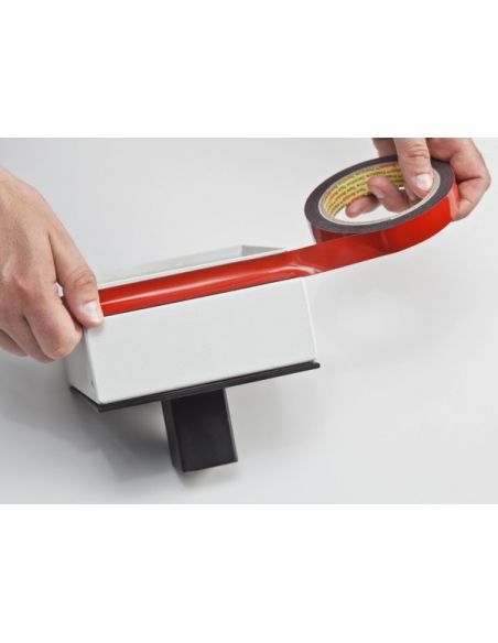 Applicazione del biadesivo 3M VHB GPH-060GF su metallo.