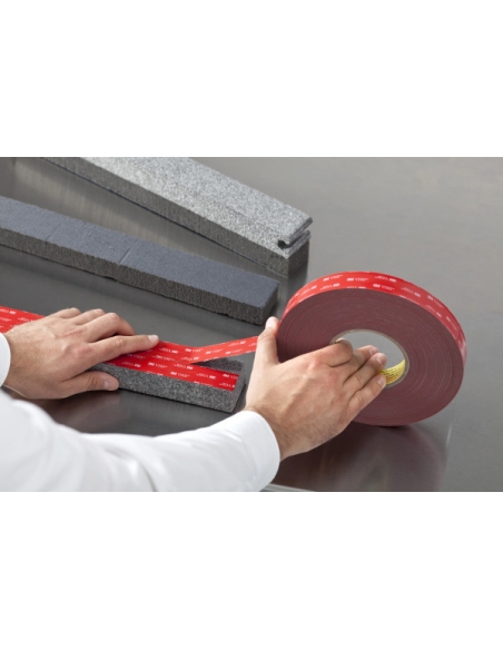 Applicazione del biadesivo 3M VHB GPH-060GF su metallo.